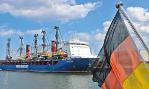 Großes Frachtschiff "UHL FAITH" im Hafen, bereit für die Port State Control. Deutsche Flagge im Vordergrund.