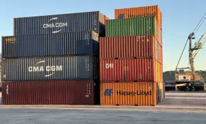 Gestapelte Container, bereit für den Versand. Die Kosten für den terminal handling charge sind hier sichtbar.