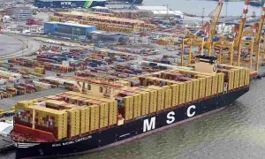 Der Containerriese MSC Michel Cappellini liegt im Hafen, beladen mit tausenden von Frachtcontainern.