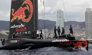 Das Alinghi Red Bull Racing Team auf dem Boot vor Barcelona. Die Segel tragen das markante Red Bull Logo.