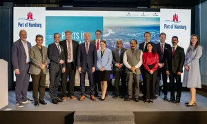 Delegation vor dem "Port of Hamburg"-Logo, das die Bedeutung von **Ports in India** für die globale Schifffahrt unterstreicht.