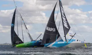 Zwei Segelboote kämpfen bei der Kiel Ocean Race um die Führung. Das grüne Boot "GO CIRCULAR" liegt knapp vorn.
