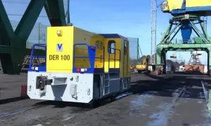 Gelbe Lokomotive "DER 100" im Riga Port, bereit für den Kohletransport unter großen Kränen.