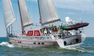 Segelboot "Vinson of Antarctica" auf dem offenen Meer. Die pelagic 77 gleitet durch die Wellen, die Crew ist an Deck beschäftigt.