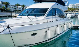 Luxusyacht im Hafen, bereit für die nächste Reise. Alles vom **ship chandler** perfekt organisiert.