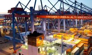 Containerhafen Altenwerder bei Dämmerung. Kräne und Containerstapel, die auf die **spot rates** für den globalen Handel warten.