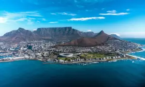 Luftaufnahme des Cape Town Port mit dem Tafelberg im Hintergrund.