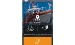 App-Bildschirm mit Seenotretter-Logo, Rettungsboot im Hintergrund und Optionen wie "Explorer", "Routenplan-Modus", "Nur-Aufzeichnen-Modus" und "Hilferuf" für einen Notruf.