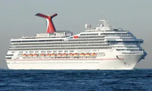 Das Kreuzfahrtschiff Carnival Freedom gleitet über das Meer. Die roten Rettungsboote sind bereit für den Carnival-Spaß.