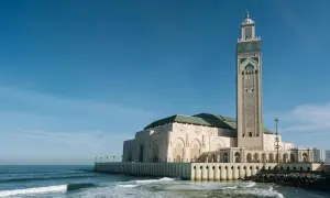 Hassan II Moschee am Meer, ein Wahrzeichen von Casablanca. Der Port ist im Hintergrund zu sehen.