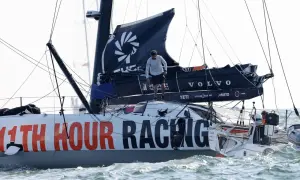 Segelboot "11th Hour Racing" nach einem ocean race crash. Ein Mann steht auf dem beschädigten Boot.