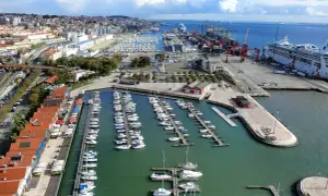 Blick auf den geschäftigen Lissabon Port mit vielen Segelbooten und einem Kreuzfahrtschiff.