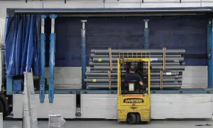 Gabelstapler lädt Rohre in einen LKW. Die Ware wird für den Versand vorbereitet, um die notify party zu informieren.