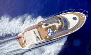 Luxuriöse Yacht gleitet über das hiswa te water, zwei Personen genießen die Fahrt.