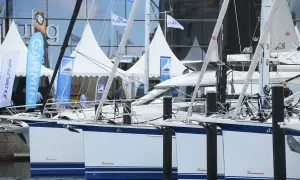 Segelboote liegen im Hafen, bereit für die ancora boat show. Fahnen von Garmin und Delphia wehen im Wind.