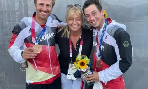 Tatjana Pokorny mit zwei Medaillengewinnern des Team Deutschland bei den Olympischen Spielen in Tokio.