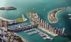 Luftaufnahme des Dubai Port mit Yachten, Hochhäusern, einer Promenade und einem Riesenrad.