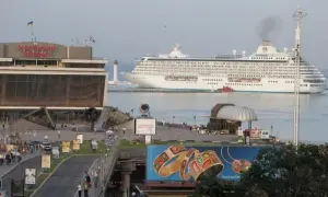 Großes Kreuzfahrtschiff verlässt den odessa port. Ein Leuchtturm wacht über die Einfahrt.