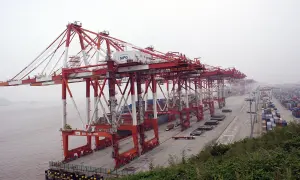 Riesige rote Portalkräne am Yangshan Port, bereit, Container zu bewegen.