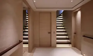 Moderne Treppe mit beleuchteten Stufen und Holzakzenten, die an ein schickes schottisches Schiff erinnert.