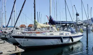 Segelboote im Hafen, eines heißt "Lille Lloyd". Die Boote liegen friedlich im Wasser, bereit für die nächste Ausfahrt.