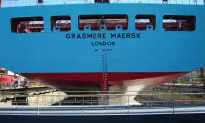 Heck des Containerschiffs "Grasmere Maersk" mit IMO-Code 9193276, das in einer Werft liegt.
