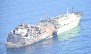 Beschädigtes Schiff im Meer, das an einen **arctic metagaz**-Tanker erinnert.