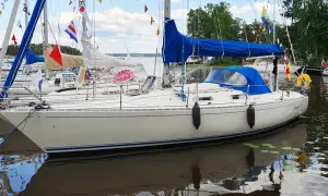 Weiße Segelboote liegen im Hafen, geschmückt mit bunten Flaggen. Eines trägt den Namen "Lady C" und die Kennung "DDL 07". Ein **omega 36**-Boot, bereit für die nächste Ausfahrt.