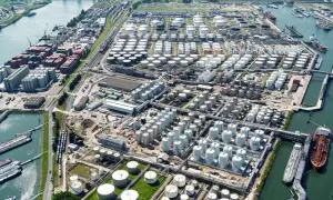 Luftaufnahme eines riesigen Hafens mit vielen Tanks und Containern. Der Shuwaikh Port ist ein wichtiger Umschlagplatz für Güter.