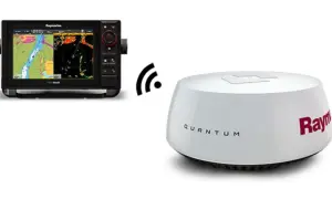 Raymarine HybridTouch-Display mit Seekarten und Radaransicht, verbunden mit einem weißen Quantum-Radar, das als sart transponder fungiert.