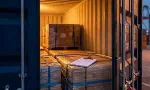 Ladung im Container, bereit für den Versand nach den Hague Visby Rules. Kisten sind verpackt und gesichert.