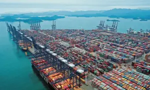 Ein riesiger Containerhafen mit vielen Kränen und Containern, der an die größten Häfen Europas erinnert.