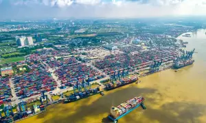 Ein riesiger Containerhafen, der Cat Lai Port, mit tausenden von Containern und Schiffen, die auf dem Fluss liegen.