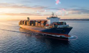 Frachtschiff "Globetrotter" mit Containern auf See, bereit zur Abholung durch den Empfänger. Satellitensignale zeigen die Route.