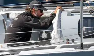 Boris Herrmann, fokussiert während eines Ocean Race. Er greift nach einem Seil auf dem Boot.