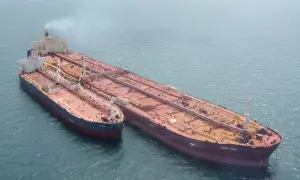 Zwei riesige Tanker, einer davon die "Jahre Viking", das größte Schiff, das je gebaut wurde, liegen nebeneinander im Meer.