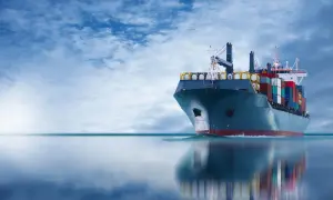Frachtschiff mit Containern auf See, das die Einhaltung des IMDG-Codes für den sicheren Transport gefährlicher Güter demonstriert.