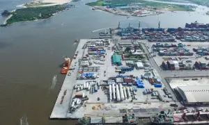 Luftaufnahme des Lagos Port mit vielen Containern, Schiffen und Kränen.