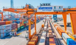 Ein geschäftiger Hafen mit Kränen, Containern und Zügen. Die "Luka Koper Port of Koper" ist bereit für den nächsten telex release.