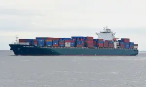 Die CMA CGM Barracuda, ein riesiges Containerschiff, transportiert bunte Fracht über das Meer.
