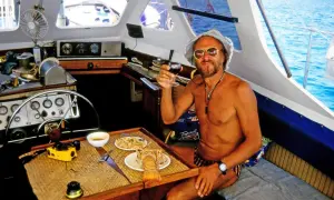 Gangerl Clemens genießt ein Glas Wein und Hummer an Bord seines Bootes.