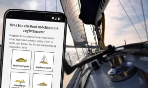 Smartphone zeigt Bootsregistrierung, während ein Segelboot auf dem Wasser fährt. Kein Hinweis auf eine Flag of convenience.