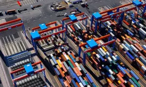 Containerkräne im Dammam Port bewegen Fracht.
