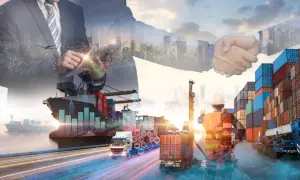 Geschäftsmann mit Tablet, Händeschütteln, Containerschiff, LKW und Kräne symbolisieren globalen **general cargo** Transport und Logistik.