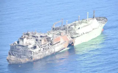 Beschädigtes Schiff im Meer, das an einen **arctic metagaz**-Tanker erinnert.