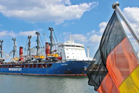 Großes Frachtschiff "UHL FAITH" im Hafen, bereit für die Port State Control. Deutsche Flagge im Vordergrund.