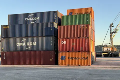 Gestapelte Container, bereit für den Versand. Die Kosten für den terminal handling charge sind hier sichtbar.