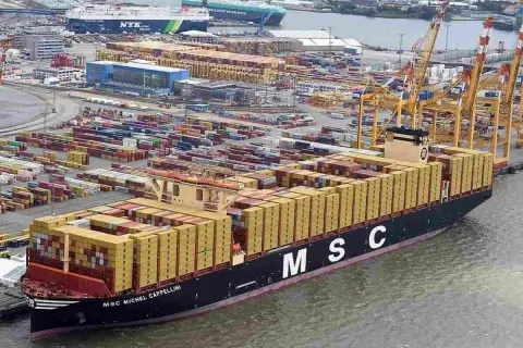 Der Containerriese MSC Michel Cappellini liegt im Hafen, beladen mit tausenden von Frachtcontainern.