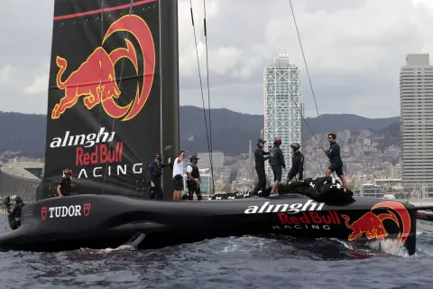 Das Alinghi Red Bull Racing Team auf dem Boot vor Barcelona. Die Segel tragen das markante Red Bull Logo.