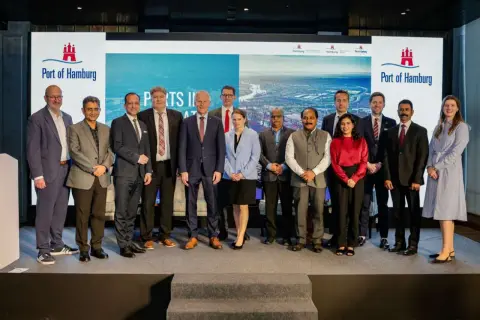 Delegation vor dem "Port of Hamburg"-Logo, das die Bedeutung von **Ports in India** für die globale Schifffahrt unterstreicht.